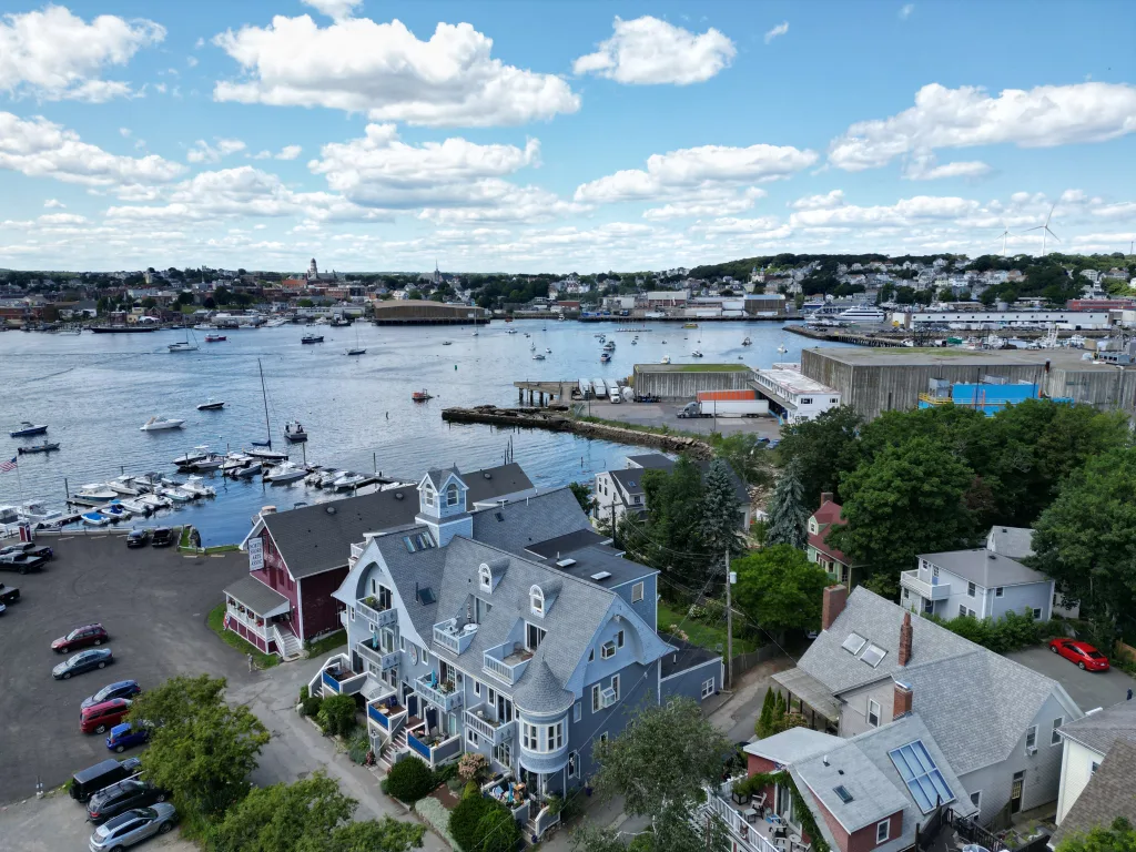 5 Pirates Ln, Gloucester