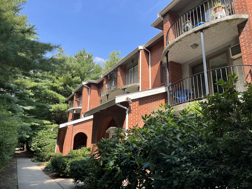 Condos on Longmeadow Dr in Rowley MA